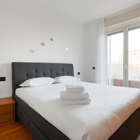 Guesthost - Milano- Lorenteggio Balcony Appartement *